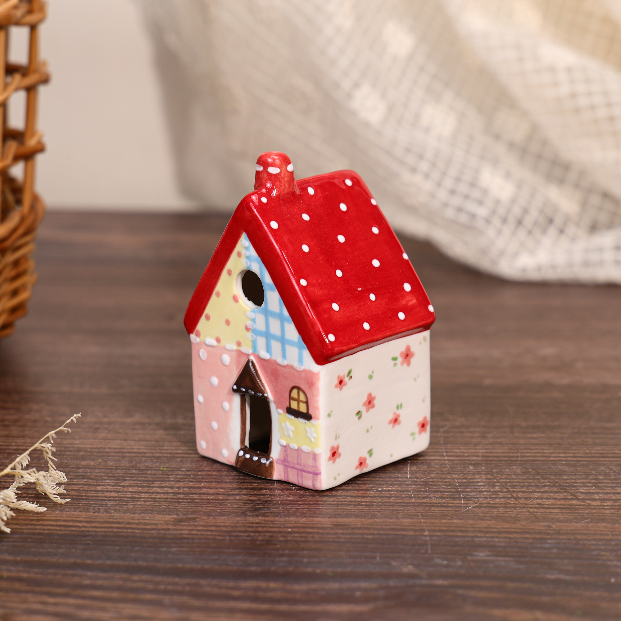Red roof ceramic house ornament - detail view